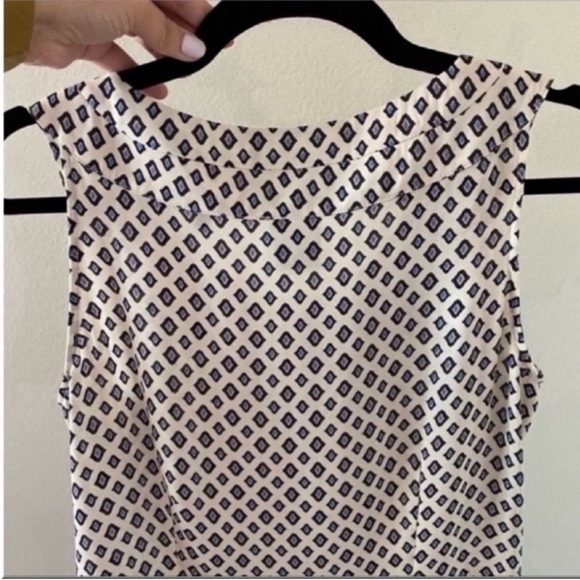Women’s Navy and Cream CAbi Sleeveless Diamond Print Blouse Size Small - Picture 8 of 9